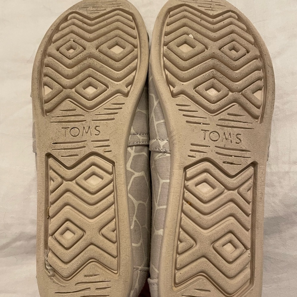 🦒 TOMS Grey Giraffe slip ons EUC size 8 - Picture 3 of 3